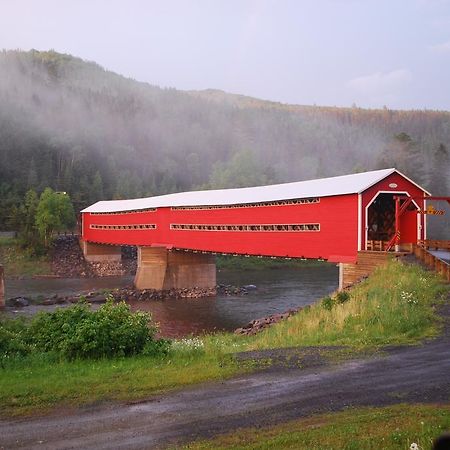 Auberge De La Riviere Matapedia - Matapedia River Lodge Routhierville Exterior photo
