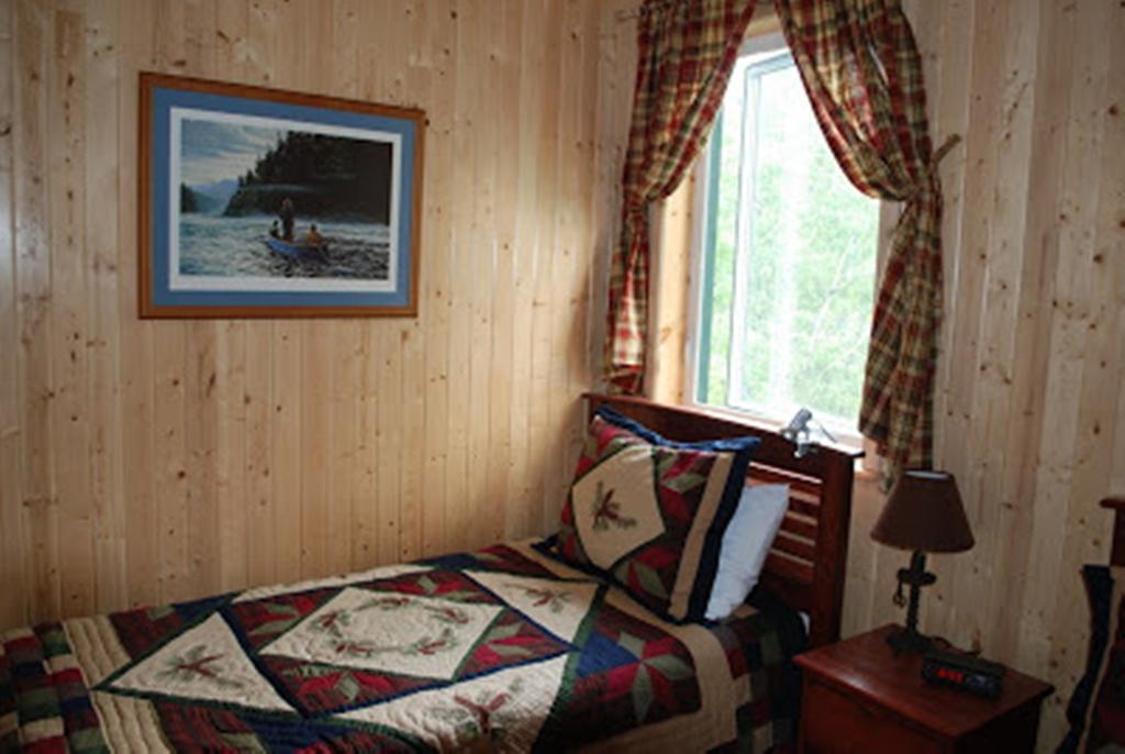 Auberge De La Riviere Matapedia - Matapedia River Lodge Routhierville Room photo