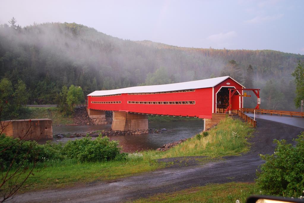 Auberge De La Riviere Matapedia - Matapedia River Lodge Routhierville Exterior photo
